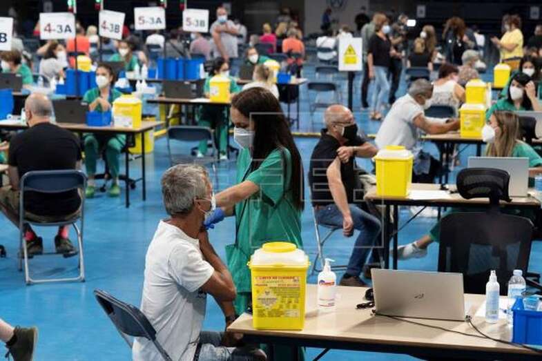 Imagen de archivo del centro de vacunación instalado en el pabellón Santiago Martín de La Laguna, en Tenerife / EFE Miguel Barreto